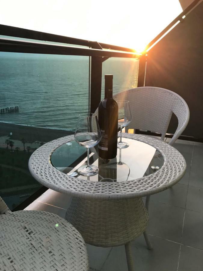 Sea View Apartments Orbi Beach Tower バトゥーミ エクステリア 写真